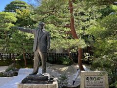 足立美術館。設立者の像。