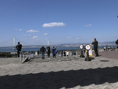 翌日 明石サービスエリアで明石海峡大橋を眺めました。お天気が良かったので、海峡大橋はとてもカッコよかったです。