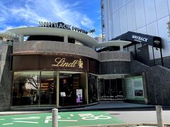 東京・表参道【Lindt Chocolat Cafe Omotesando】
【WAYBACK BURGERS】

2021年6月2日にオープンした【リンツ ショコラ ブティック＆カフェ
表参道 フラッグシップ】の写真。

2022年3月11日に日本に初上陸したハンバーガー
【ウェイバック バーガーズ】表参道店には
まだ入ったことがありません。【リンツ】の2階にあります。

アメリカ発ハンバーガーチェーンです。