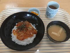 カフェレストいずもでお昼ご飯。
隠岐いか丼(900円)でいかがとても美味しかった。