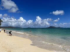 朝食後はカイルアビーチへ。
思った以上に、砂浜が削られていて、地球温暖化を感じさせます。
それでも海はきれいでした。