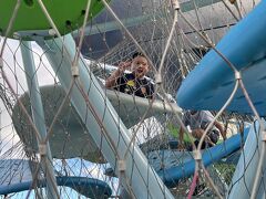 ワイケレを後にし、アラモアナショッピングセンターへ
買い物に飽きてしまったコロ助を夫にお願いし、私はオールドネイビーへ
この遊び場は2階のTARGET近くにあります。最初は怖がっていたけど、すぐに慣れたようです。