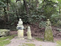 日吉神社は猿の像が多いです。何かお願いがかなった時に奉納されたのでしょうか。作風がいろいろでした。