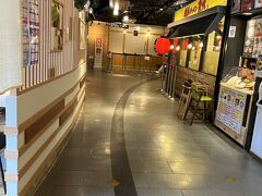 まずは京都駅の拉麺小路へ。拉麺小路は名前のとおり、ラーメン屋さんが集まっていますが、その中で唯一ラーメン屋さんではない店「茶筅」が今日のお目当てです。

ちなみに写真は開店少し前の時間帯なので、人はいませんが、「茶筅」で食べ終わった昼ころにはどの店も行列ができていました。