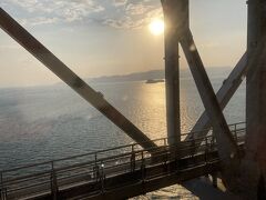 瀬戸大橋を渡るサンライズ瀬戸。