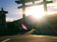 身軽になって、山の辺の道へ出発。まずは、まわり道をして、大神神社の大鳥居から。お～、ちょうどタイミングよく、三輪山山頂から朝日が覗いている瞬間の写真が撮れました。(6：05)
