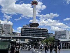 旅のスタートは、ここ京都駅から！実家から在来線を乗り継いで到着です！夏らしいいい天気！ここからホテルへはタクシーで向かいます。ホテルまでは10分、1000円程度で着きました。