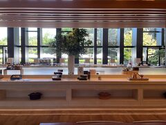 １時間ほどのジョギングを終え、ホテルに帰ってさぁ朝食です！朝食は、積翠園を眺めながらいただきます。鴨に餌をやりたい息子のニーズに合わせて、テラスに一番近い席へご案内いただきました！