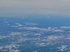 北海道上空に入る頃には雲も徐々に薄くなってきましたよ(^^)

奥に見えるのは支笏湖でしょうか？多分…