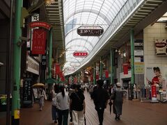 ランチの予約は13時。

少し時間があるので元町商店街をぶらぶら。

やはりさっきまでいた京都に比べるといくらか涼しい。
元町商店街を西へ向かい、適当なところで引き返すことにする。