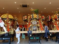 四条御旅所に勢ぞろいする、３基のお神輿。
7月17日の神幸祭で八坂神社を出て、7月24日の還幸祭で神社に戻ります。

祇園祭の起源は、869年に全国で疫病が流行した際、八坂神社から三基の御輿を出して病魔退散を祈願した祇園御霊会だと言われています。