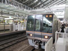 途中の宝塚駅で電車遅延により運行順が変わると言うことで普通電車に乗り換えて大阪までやって来ました。