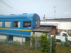 軽量客車のカットボディ（カラオケ用かな）が小川郷駅（おがわごうえき）から