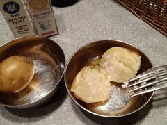 カレーの老舗エチオピア。オーダーするとすぐにじゃがいもが出てきます。お塩かスパイスソルトで食べながらカレーを待ちます。おかわり無料です。小さいので2つくらいは食べられそう。隣の学生は、おかわりをしていました。