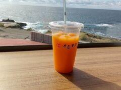 茜・千畳茶屋さんでみかんジュース480円。
氷もみかんジュースを凍らせたものなので、最後まで薄くならず、美味しくいただきました。