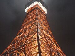 食後の散歩に東京タワーの下まで行きました。
