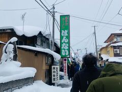 というわけで、翌日は7時に3人で宿を出発し、朝ラーの町、喜多方へ行きました。

喜多方ラーメンのお店は何店舗もあるらしいですが、やはり私は長年の憧れ、坂内に行きたい。7:30頃の到着でもうこんなに行列！