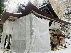 続いて天寧寺に隣接する愛宕神社へ。本殿は工事中？にも関わらず初詣に訪れる人が後を絶りません。