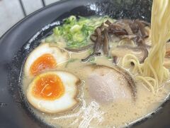 せっかく福岡に来たので、本場の博多ラーメンを食べておかないと！