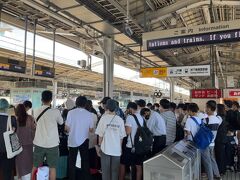 初日は大阪から岡山に新幹線で移動するだけなので、のんびりと正午頃に新大阪に着くと、自分の乗ってきた在来線が「最終電車です」とアナウンスされて、駆け込み乗車の嵐になって、一瞬、自分がボケたのかと混乱しましたが、後でわかったけど、沿線で不発弾が見つかったため、午後からJR京都線が運航停止になるのでした。知らずにギリギリ間に合った…
…で、新幹線の切符を買ってホームに上がると、8号車（グリーン車）のホームに何やら人だかりが。もしかしてこの日に大阪入りするパリ・サンジェルマンが、まさかの新幹線移動なのかな！？…と、自分もスマホをスタンバイしてしばらく見ていましたが、先に自分の乗るのぞみが来てしまい、ネイマールやエムバペ見られず…（このダブルで新大阪駅は尋常ならざる大混乱でした。）