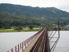 そして「丹後神崎」の手前で、京都丹後鉄道のハイライト「由良川橋梁」を通過。総延長550mの立派な橋梁。。
