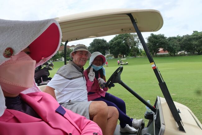 ◇Burapha Golf &amp; Resort<br />トロピカルゴルフバー<br />G＋カート＋キャディ＝１２５０バーツ<br /><br />お隣、外人さんは愛嬌振りまきです。