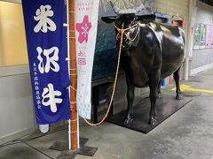 米沢駅ホームにある米沢牛の像です。
実物大ぐらいの大きさで迫力があります。