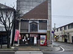 駅から歩いて数分の場所にある横手やきそばのお店へ。