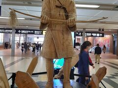 　　札幌駅に着きました。　　　　　西口改札を出ると迎えてくれるのが「ウレシパモシリ北海道イランカラプテ像」　　「イランカラプテ」はアイヌ語で「こんにちは」　の意味だそうです。