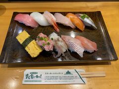 富山の有名回転寿司の「すし食いねぇ」へ。

開店前に到着しましたが既に行列でした。
個数限定の特別ランチはすぐに売り切れました。

ネタが大きくて大変美味しかったです。クーポンを使ったので100円ほどで頂けました。