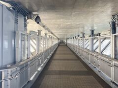 新湊大橋は車道の下に歩行者通路があり、徒歩や自転車でも渡ることが出来ます。

通路へはエレベーターで上がれます。