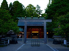 高岡城跡にある射水神社へ。

日が暮れてきて風情のある佇まいです。