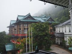 部屋の窓（本館）から。
昨夜は豪雨でしたので、朝の散歩はあきらめていましたが、小雨なので行けるかな？？？と思い出かける事にしました。