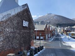 天気が好転し、ベイエリアから函館山まで見られました。

道路の雪も少なく非常に歩きやすくなっています。