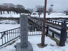 食堂を出て、腹ごなしに散歩します。

五稜郭公園の中を歩きましたが雪が凄くて滑らないかヒヤヒヤしながら歩きました。