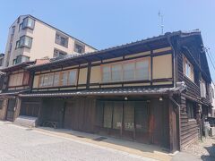 ホテル講大津百町のフロントに到着！
周辺はこのような建物が多くとても味があります。