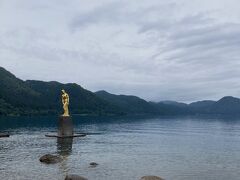 田沢湖へ寄り道。　曇り空だけど、雄大な湖の景色でした。辰子象の伝説も予習していきました。