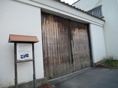 お腹いっぱいになったのでカロリー消費も兼ねて花巻市内散策。
宮沢賢治産湯の井戸に行ってみたけど季節限定公開らしく見学できず。