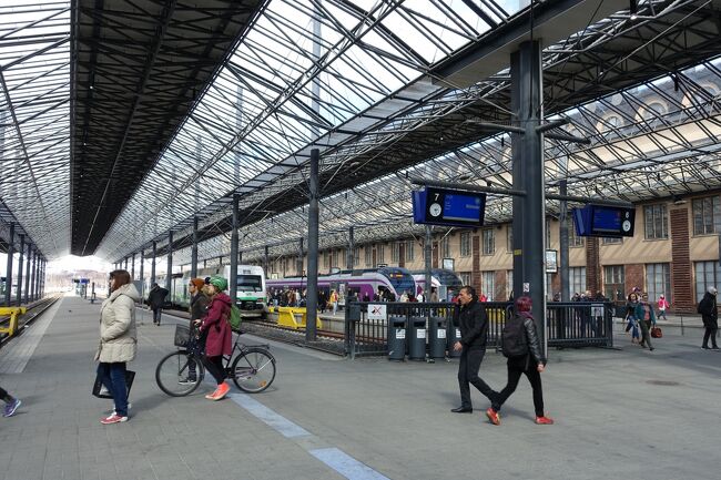 駅の構内で普通に自電車に乗ってる！