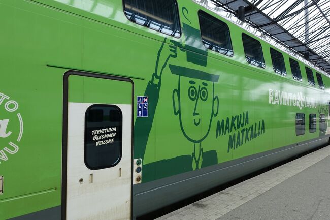 今回乗った特急列車ですが、車体にイラストが描いてあってカワイイ