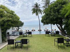 ホテルはSareeraya Villas & Suites にしました。サムイ島は意外とオーシャンビューの部屋があるホテルが少なくて、ここは安くて（一泊2.6万円ぐらい）空港や繁華街に近いので選びました。ホテルに入れば日本人は全くおらず欧米人ばかりです。