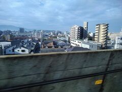9:25博多着。乗車時間48分ですが、
感覚的にはあっという間。

出発時は曇っていた空が、福岡に
入ったころから晴れてきました。(^^)