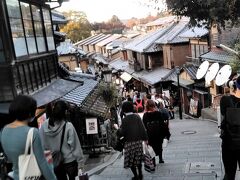 行きに、とにかくやっつけようと必死で上った
三年坂。帰りの下りもけっこう急な勾配で
足元要注意です。

あれ？　この写真だと、すごくなだらかに
しか見えませんね(汗)。