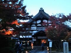 カフェを後にして、高台寺の外観だけ
でもと前方に進みます。

すると、まもなく団体バスが到着するので
個人の方はその前にお入りください、と
アナウンスが流れます。

へえ、夜間開園があるんだ。せっかくだから
見てみる？と話していると、広い駐車場に
バスが到着するのが見えました。

混雑する中での見学は避けたいので、
拝観は次の機会にすることに。