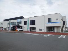 出崎ふ頭の側には「道の駅みやこ（シートピアなあど）」がある。
建物の壁（1階と2階の間）に津波の浸水位の表示がある。