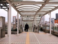 (写真) 7:09 階段を降りて、路面電車(豊鉄市内線)乗り場へ。