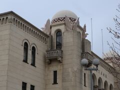 (写真) 7:24豊橋市公会堂西側。半球ドームを羽ばたく大鷹が囲む。