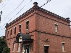 続いて赤煉瓦館までやって来ました。

ここは明治34年（1901年）12月に大洲商業銀行の本店として建築された建物を観光名所として活用してます！