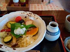 戸隠そばは少量ずつ盛ったぼっち盛りが名物で、ドリンク・デザート付きのセットもありましたが、少食なので比較的少ない日和そばに。でも私には十分なボリューム。素揚げした新鮮な野菜がおしゃれで美味。もちろんお蕎麦も。すぐに出してくれたので、約50分後の次発バスに間に合う。お店の方のフレンドリーで良い感じでした。