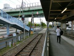 ３分程度で東名古屋港駅に到着です。
景色として取り上げるものはないので、これで終わりです。

行き止まりなのかと思いきや、線路があるように見えます。貨物でも走っているのでしょうか。